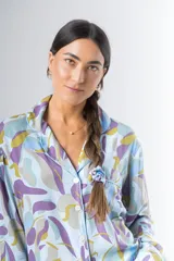 Pijama de algodón estampado, compuesto por una camisa de manga larga con botones y un pantalón recto con elástico en la cintura.