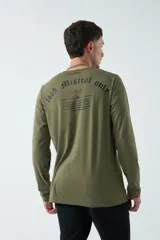 Remera manga larga verde militar con estampado en la espalda que dice 'look Mistral only' y una frase motivacional.