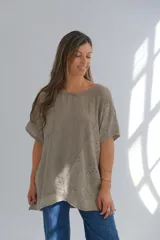 Blusa color visón de lino con mangas cortas, escote redondo y detalle de bordado calado en diagonal.