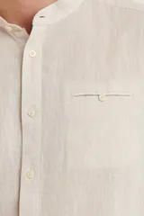 Camisa rosada de lino y algodón, con cuello mao, manga larga y bolsillo de parche en el pecho.