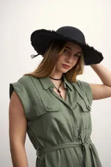 Vestido camisero corto color beige, con cuello clásico, mangas cortas con puños, dos bolsillos con solapa en el pecho, cinturón de lazo y cierre frontal con botones.