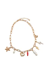 Collar dorado de eslabones gruesos con dije de estrella de mar, perla, corazón, ají rojo, perla alargada, pez, rayo, concha marina.