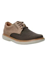 Zapato acordonado Hush Puppies modelo Bangu, color marrón, con capellada de cuero y tejido sintético, forro de cuero y textil, plantilla de cuero y algodón orgánico, y suela Comfort Flex de EVA.