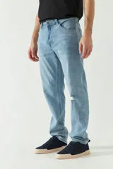 Pantalón de jean celeste de corte recto, con cintura regular y tiro medio. Presenta un pequeño agujero en la rodilla derecha y logo bordado en el bolsillo delantero. Confeccionado en algodón con spandex.