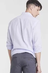 Camisa celeste de lino de corte slim fit, con cuello clásico y mangas largas.