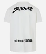 Remera blanca de algodón con cuello redondo y mangas cortas. Estampa frontal con la imagen del rapero Sabotage y la frase "Rap é Compromisso".