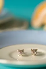 Par de aros de plata con forma de cabeza de zorro.