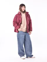 Campera puffer color gris topo, con cuello alto y cierre frontal.