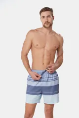 Short de baño celeste con rayas horizontales en tonos de azul, blanco y verde.