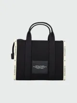 Bolso tote de tela color beige con estampado del logo de la marca en negro. Tiene doble asa de mano y correa de hombro extraíble y ajustable en color negro.