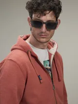 Campera con capucha y cierre completo, confeccionada en algodón color negro.