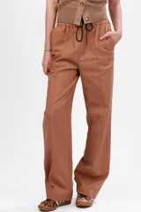 Pantalón Landscape color camel, de corte ancho y tiro alto, con cintura elastizada ajustable con cordón. Presenta bolsillos laterales y bordado al tono en el frente.