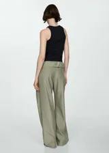 Musculosa blanca de algodón con cuello redondo y tejido de canalé.