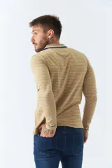 Polo de manga larga a rayas azul marino y blancas, con cuello clásico y logo bordado en el pecho. Corte regular.