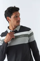 Polo de manga larga en colores negro, gris y verde, con diseño a rayas y logo estampado.