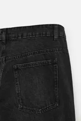 Pantalón cargo de denim color beige, corte relaxed fit, con bolsillos laterales tipo parche con solapa y cierre frontal con botones.