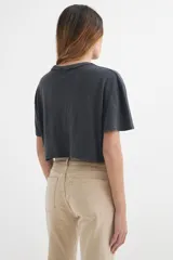 Remera negra de corte cropped y estilo oversized.