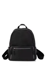 Mochila color tostado combinada con nobuck, bolsillo amplio adelante con broche y cierre, bolsillos en los costados, asas regulables y bolsillos internos cómodos.