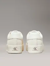 Zapatillas urbanas Calvin Klein color blanco hueso, de corte bajo y plataforma plana. Presentan logo CK bordado en el lateral y suela vulcanizada.