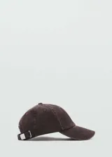 Gorro de béisbol color marrón con visera y cierre trasero ajustable.