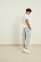 Pantalón jogging negro de corte slim, con puños elastizados y cordón ajustable.