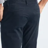 Pantalón chino negro de corte slim.