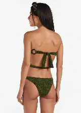 Bañador enterizo color verde militar, tejido jacquard, escote recto con detalle de anillos de resina en los laterales y espalda anudada.