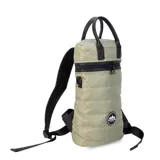 Matera estilo mochila color negro, confeccionada en nylon combinado con símil cuero. Cuenta con tapa con cierre metálico, bolsillo interno, asas y correa extensible.