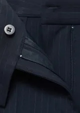 Pantalón de vestir negro de corte recto y tiro medio, con cierre de cremallera y botón, trabillas para cinturón y bolsillos laterales.
