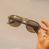 Lentes de sol Sunski Shoreline con montura cuadrada de estilo aviador en color verde oliva y lentes polarizadas color ámbar que bloquean el 100% de los rayos UVA/UVB/UV400.