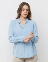 Camisa celeste de tencel, marca Alexander Jordan. Tiene cuello con solapa, abertura central con botones, bolsillo aplicado en el pecho y mangas largas.