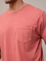 Remera celeste de algodón con cuello redondo y bolsillo en el pecho.