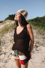 Musculosa marrón tejida de lino, con escote en V tanto en la parte delantera como en la espalda y silueta holgada.