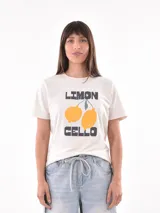 Remera blanca de algodón con estampado de limones y texto en azul.