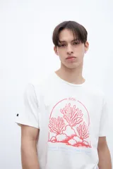 Remera negra de algodón con estampa central en color celeste con la inscripción '1956' en la parte superior y la frase 'Good Times With Your People' en la parte inferior.