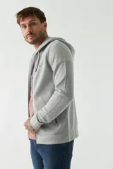 Campera gris de felpa con capucha, cierre frontal, bolsillos laterales con cierre, puños elásticos y logo bordado en el pecho.