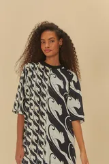 Vestido estilo camiseta de viscosa con estampado de panteras en blanco y negro, corte holgado y manga corta.
