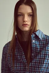 Camisa entallada de cuello solapa y manga larga con estampado de cuadros azules y negros.