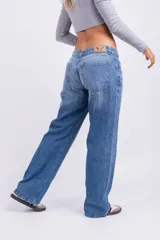 Pantalón de jean celeste, corte wide leg, tiro bajo y bolsillos delanteros y traseros.