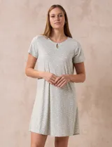 Camisón corto de tejido soft estampado, marca René Rofé. Tiene escote redondo con abertura y mangas cortas.