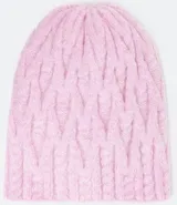 Gorro de lana tejido color rosa claro con textura de trenzas.