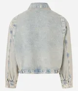 Campera overboxy de jean celeste con efecto lavado, cuello inglés, cierre frontal con cremallera, manga larga y bolsillo con cierre en el pecho. Confeccionada con algodón BCI más sostenible.