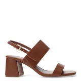 Sandalias negras de tacón ancho, con tira ancha sobre el empeine y pulsera al tobillo con hebilla dorada.