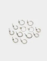 Set de seis pares de aros tipo argolla plateados, de diferentes tamaños y diseños con detalles de strass.