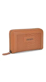 Billetera mediana color marrón claro, confeccionada en símil cuero con textura croco. Cuenta con compartimento interior con tarjeteros y cierre interior, y monedero con cierre alrededor.