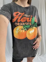 Remerón negro con efecto gastado y estampado de naranjas y texto en color naranja.