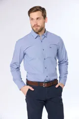 Camisa de manga larga celeste con estampado de cuadros pequeños, corte slim fit, cuello clásico y bolsillo en el pecho. Confeccionada en algodón.