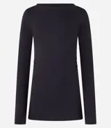 Blusa femenina ajustada, confeccionada en malla rib de viscosa, con cuello alto y mangas largas. Sin estampa y posee fruncido en los laterales.
