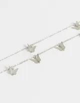 Collar corto dorado de doble cadena con dijes de mariposas.