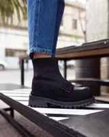 Botas tipo chunky de ante en color verde militar, con elástico en el tobillo para un calce cómodo.
